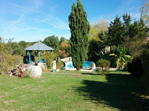 Villa de 3 chambres avec piscine partagee terrasse amenagee et wifi a Bosset : Villas proche de Saint-Géry