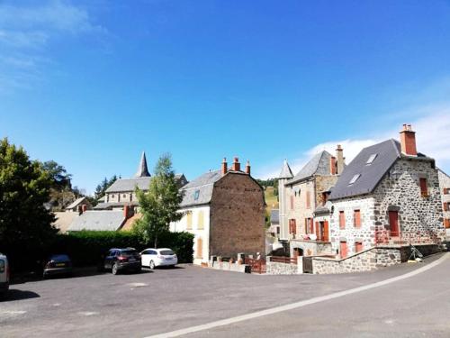 Maison de 2 chambres avec jardin clos et wifi a Peyrusse : Maisons de vacances proche de Ferrières-Saint-Mary