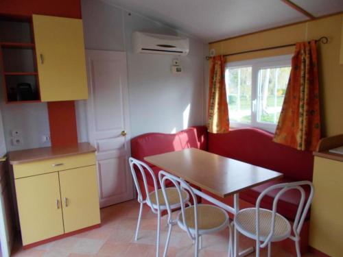 Propriete de 2 chambres avec terrasse amenagee et wifi a Beynes : Maisons de vacances proche de Beynes