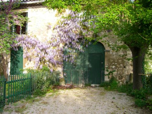 Maison de 3 chambres avec terrasse amenagee et wifi a Noves : Maisons de vacances proche de Caumont-sur-Durance