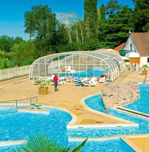 Bungalow de 3 chambres avec piscine partagee et terrasse amenagee a Trogues : Maisons de vacances proche de Theneuil