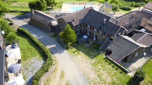 Maison de 2 chambres avec piscine partagee jardin amenage et wifi a Gravieres : Maisons de vacances proche de Sainte-Marguerite-Lafigère