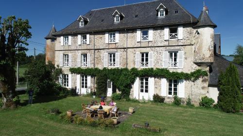 Chateau de Savennes - Caveau de sabrage : B&B / Chambres d'hotes proche de Bourg-Lastic
