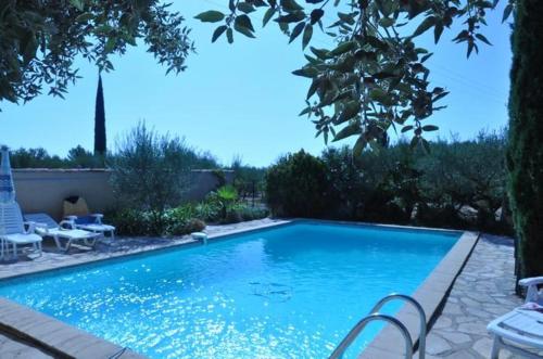 Maison de 3 chambres avec piscine partagee terrasse amenagee et wifi a Cotignac : Maisons de vacances proche de Correns