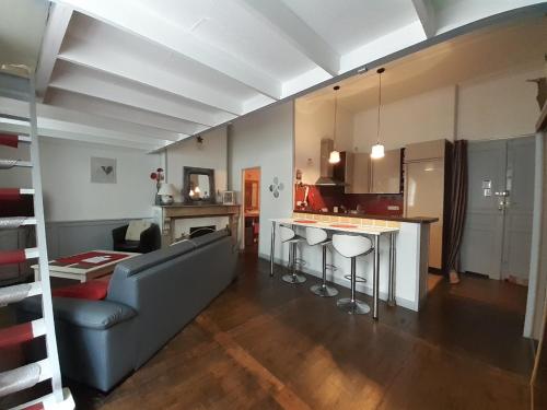 coquet studio en mezzanine à louer pour 2 personnes maxi résidant en FRANCE : Appartements proche de Montardit
