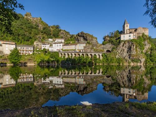 Les Gîtes du Rocher et de la Boucle du Tarn : Maisons de vacances proche de Mont-Roc