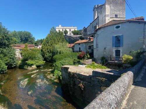 La maison du vieux pont : Maisons de vacances proche de Paussac-et-Saint-Vivien