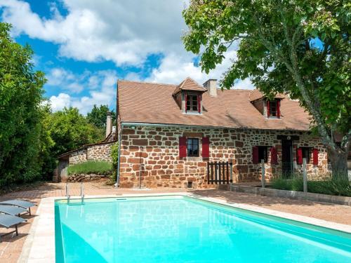 Spacious authentic farmhouse in a hamlet with magnificent view and pool : Maisons de vacances proche de Teillots