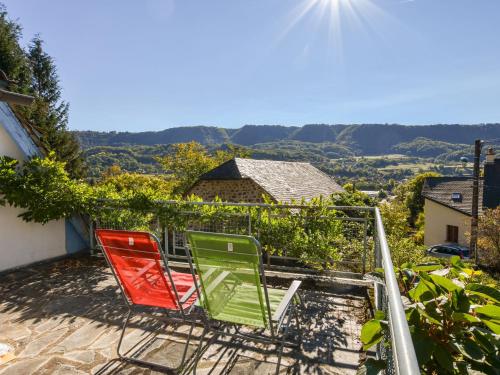 Spacious Holiday Home near Auvergne s Volcanoes : Maisons de vacances proche de Cros-de-Ronesque