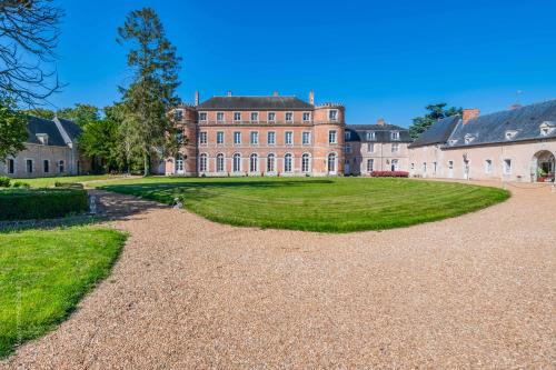 Château De Denonville : B&B / Chambres d'hotes proche de Saint-Symphorien-le-Château