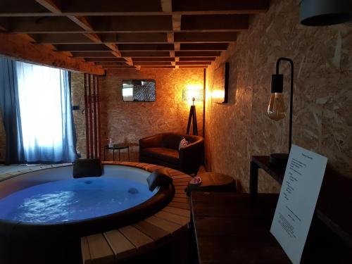 Au Soleil Vert - Chambre de charme avec spa et sauna privés : B&B / Chambres d'hotes proche de Bollezeele