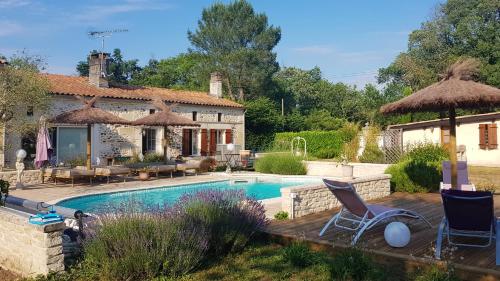 Maison d'une chambre avec piscine partagee terrasse et wifi a Bussac Foret : Maisons de vacances proche de Corignac