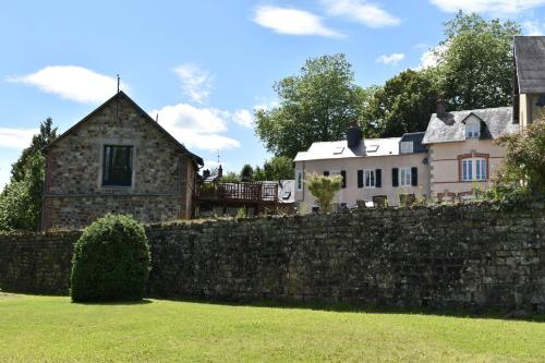 Two Seperate Charming Self Contained Gites in Le Neufbourg -Mortain : Maisons de vacances proche de Saint-Clément-Rancoudray