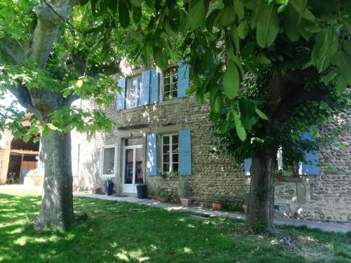 STUDIO INDEPENDANT ET TINY HOUSE DANS FERME 18ème : Maisons d'hotes proche de Saint-Bonnet-de-Chavagne