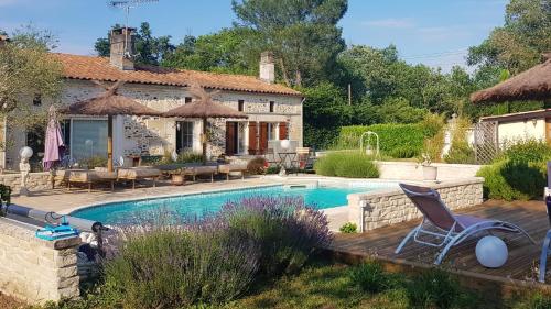 Maison d'une chambre avec piscine partagee et wifi a Bussac Foret : Maisons de vacances proche de Corignac