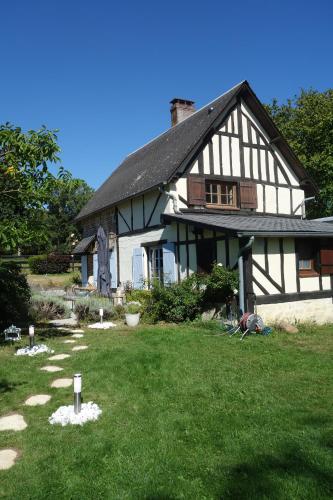 Le cottage du Coudray, gîte avec chalet sauna : Maisons de vacances proche de Sainte-Foy-de-Montgommery