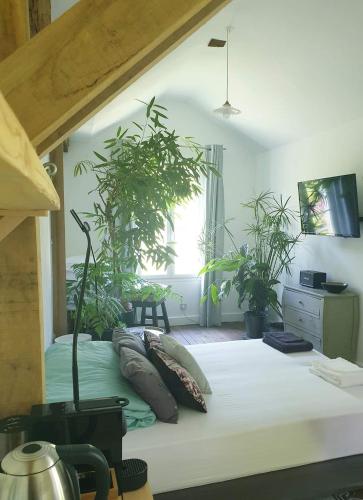La petite maison du jardin d'Apollon : B&B / Chambres d'hotes proche de Le Val-Saint-Germain