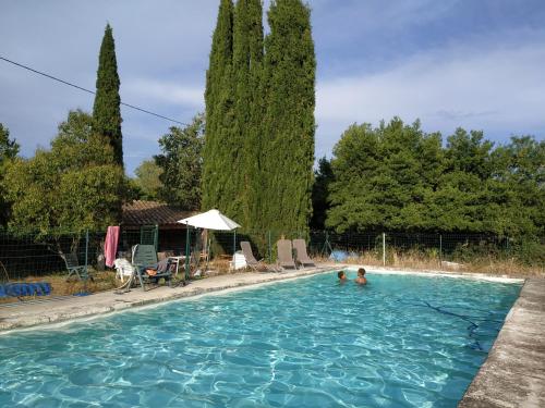 appartement 6 personnes, face à la vallée du Vidourle, piscine et tennis : Appartements proche de Vic-le-Fesq
