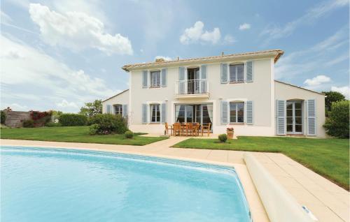 Nice home in LAiguillon Sur Vie with 4 Bedrooms and Outdoor swimming pool : Maisons de vacances proche de Commequiers