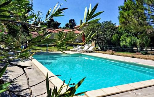Amazing home in Viols with 4 Bedrooms, WiFi and Outdoor swimming pool : Maisons de vacances proche de Violès