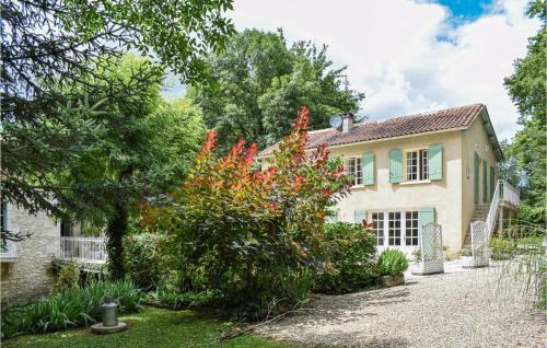 Stunning home in Eymet with 2 Bedrooms, WiFi and Outdoor swimming pool : Maisons de vacances proche de Bourgougnague
