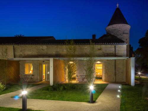 Chateau La France : B&B / Chambres d'hotes proche de Le Pout