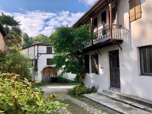 Gîte Vanakam 3 étoiles- jolie maison béarnaise 9 personnes avec piscine : Maisons de vacances proche de Beyries