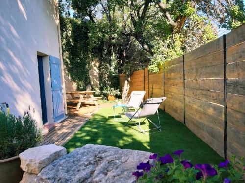 Gîte La Quille - Maison de hameau en Provence pour 4 personnes avec jardin privatif : Maisons de vacances proche de Rognes