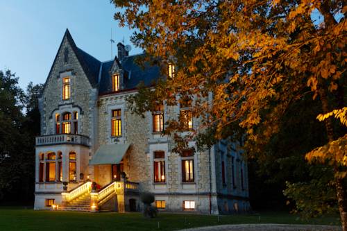 Château La Thuilière : B&B / Chambres d'hotes proche de Saint-Front-de-Pradoux