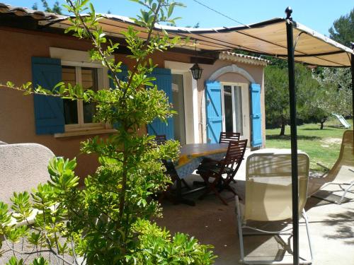 Typical house of South East France with blue shutters : Maisons de vacances proche de Villedieu