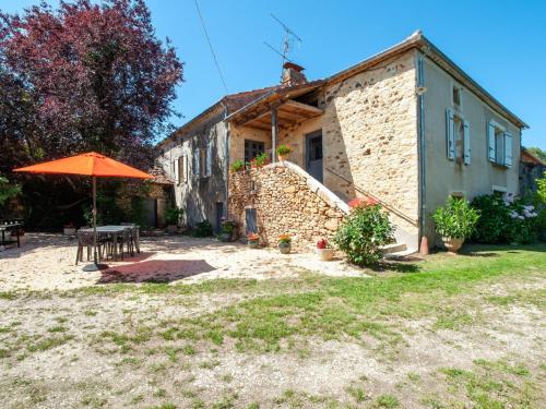 Charming Holiday Home in Loubejac with Private Pool : Maisons de vacances proche de Montcabrier