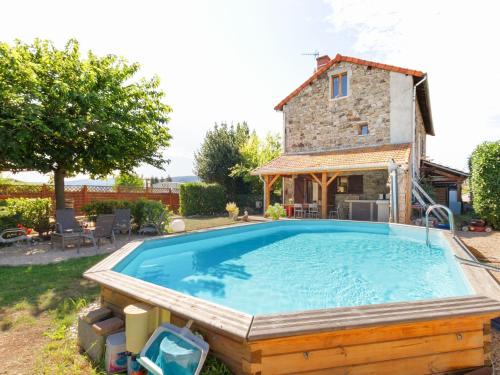 Alluring holiday home in Renaison with roofed terrace : Maisons de vacances proche de Saint-Romain-la-Motte