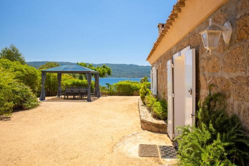 Maison de 2 chambres a Isolella Pietrosella a 100 m de la plage avec vue sur la mer jardin clos et wifi : Maisons de vacances proche de Pietrosella