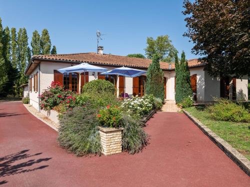 Beautiful Villa with Private Garden in Pineuilh Aquitaine : Villas proche de Saint-André-et-Appelles