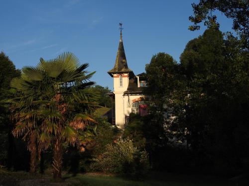 Petit Château : B&B / Chambres d'hotes proche de Bizous