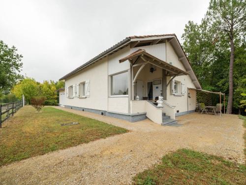 Modern bungalow in Midi Pyrenees with swimming pool : Maisons de vacances proche d'Albas