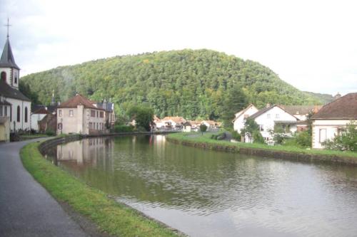 Gîte du canal : Appartements proche de Lutzelbourg