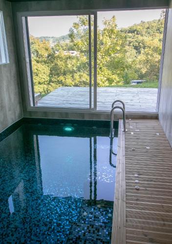 Gîte avec piscine privée à intérieure, jacuzzi & sauna : Appartements proche de Chambéry