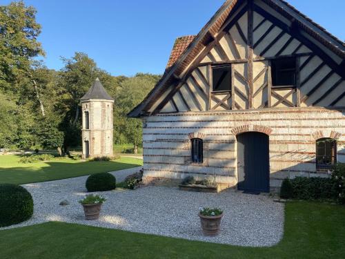 Charming half-timbered house on quiet waterside between Abbeville and Amiens : Maisons de vacances proche de Domart-en-Ponthieu