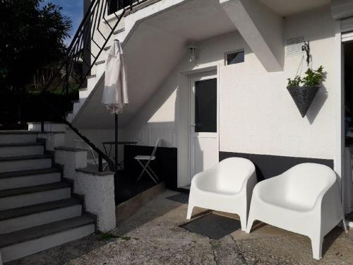 STUDIO coquet Terrasses de Saint Germain : Maisons d'hotes proche d'Ambérieu-en-Bugey