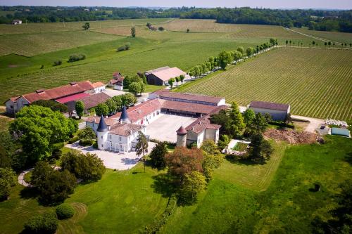 Gîte Château de Seguin : Maisons de vacances proche de Le Pout