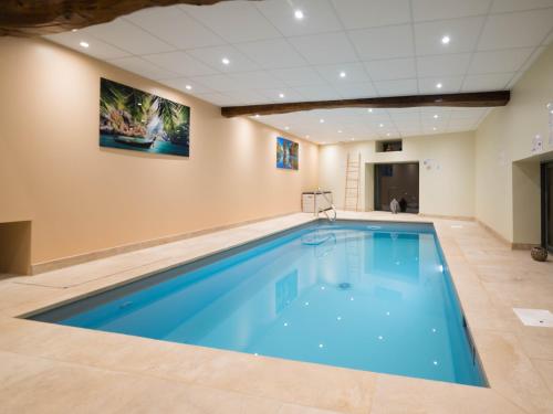 Gite du Château avec piscine intérieure privative : Maisons de vacances proche de Chissey-lès-Mâcon