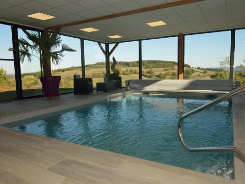 Gîte de Bellevue avec piscine intérieure privative : Maisons de vacances proche de Buffières