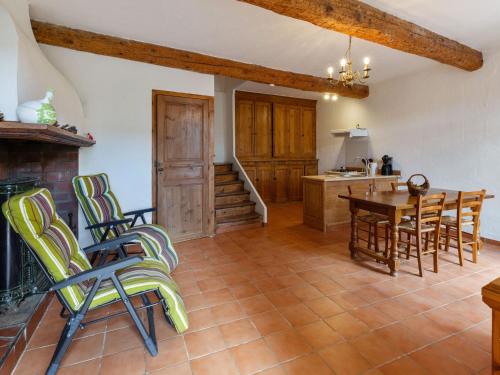 Charming Holiday Home in Tautavel with Balcony : Maisons de vacances proche de Padern