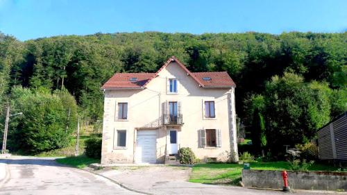 Maison de 2 chambres avec jardin amenage et wifi a Le Val d'Ajol : Maisons de vacances proche de Fougerolles
