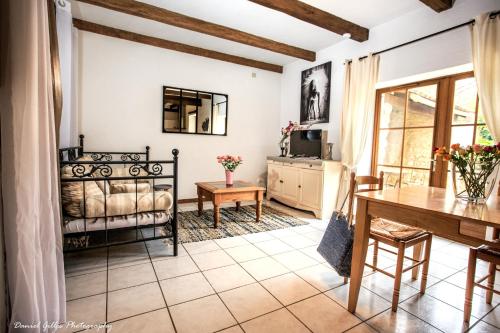 Maison de 2 chambres avec piscine partagee jacuzzi et jardin amenage a Saint Front de Pradoux : Maisons de vacances proche de Beauronne