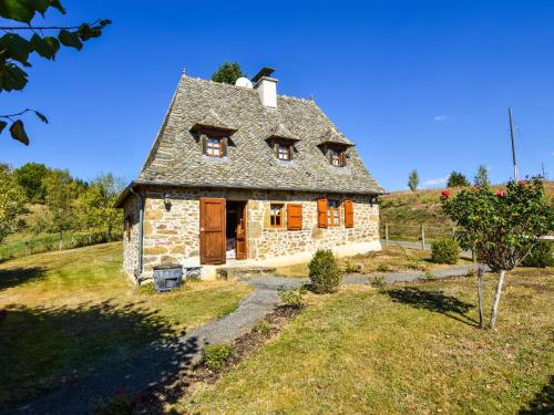 Holiday Home in Auvergne with Roofed Garden and Terrace : Maisons de vacances proche de Vieillevie