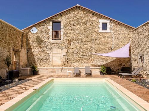 Charming holiday home in Aquitaine with Swimming Pool : Maisons de vacances proche de La Chapelle-Grésignac