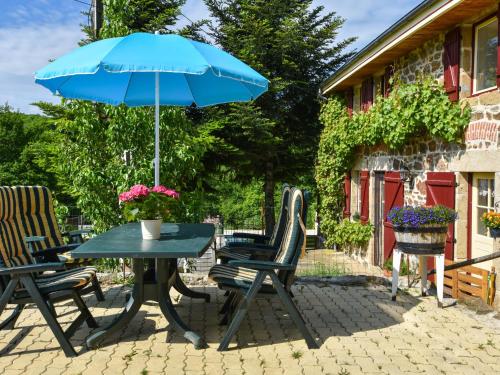 Alluring Holiday Home with Pool Barbecue Sun loungers : Maisons de vacances proche de Menat