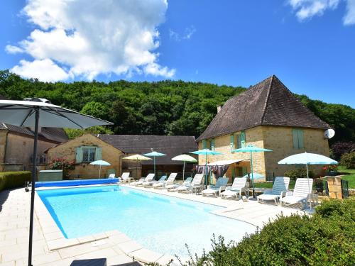 Modern Holiday Home with Swimming Pool nearby Sarlat : Maisons de vacances proche de Saint-Vincent-le-Paluel